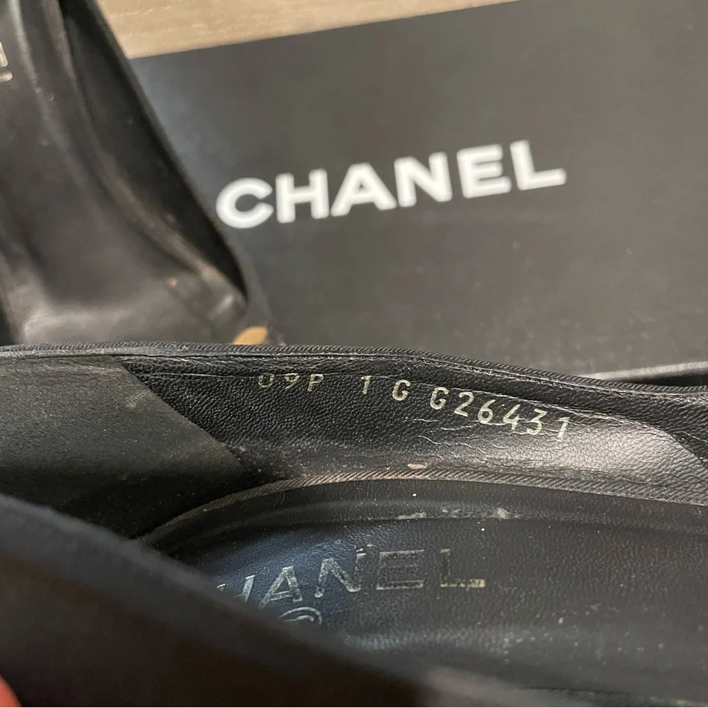 Chanel CC Logo Chain Black Quilted Leather Heels - Picture 9 of 10